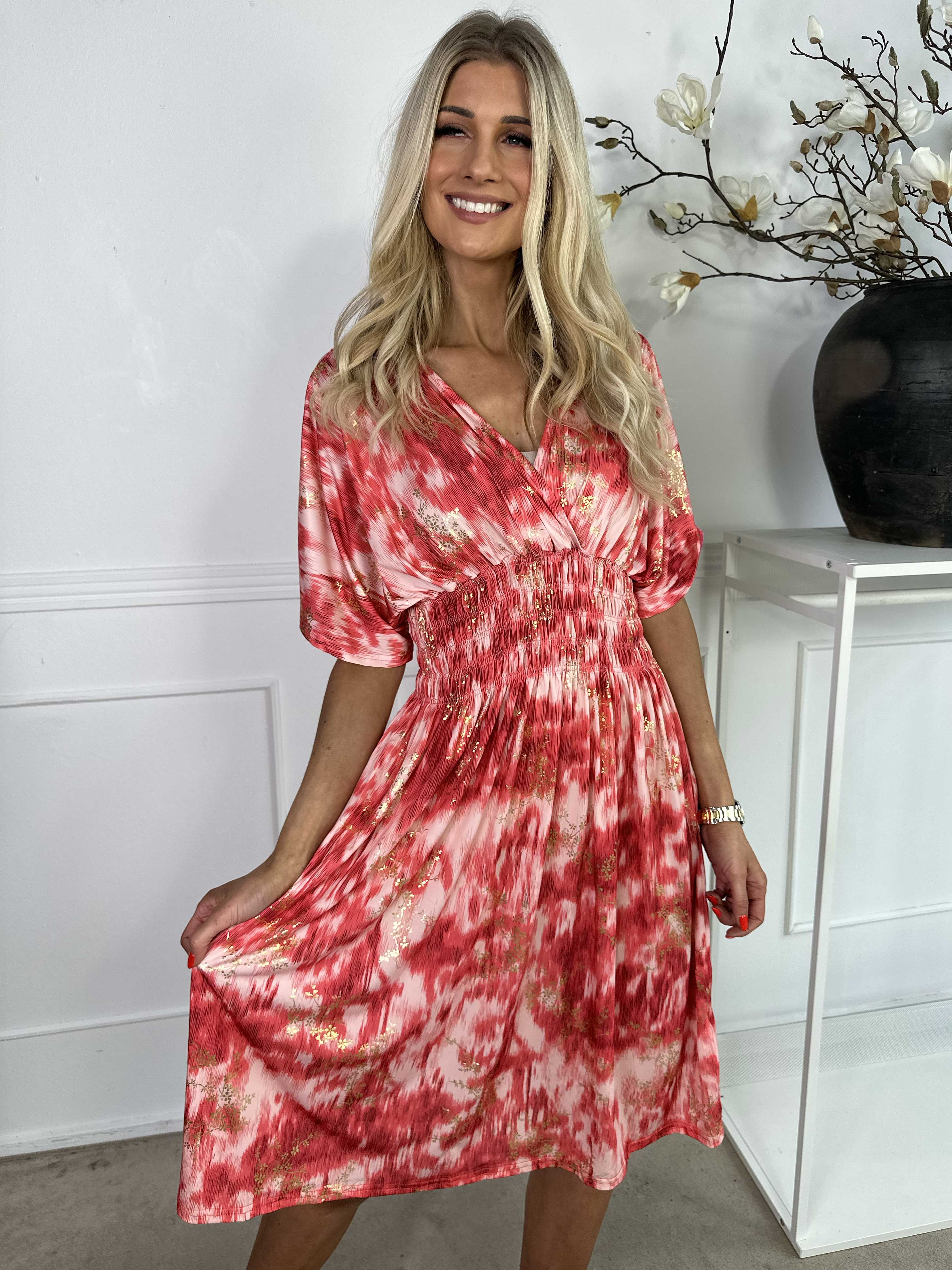 Pams Art Short - Mönstrad elastisk klänning med guldblommor